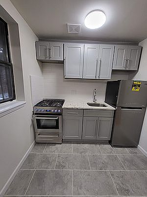 4th image of 194 8th St APT 1R