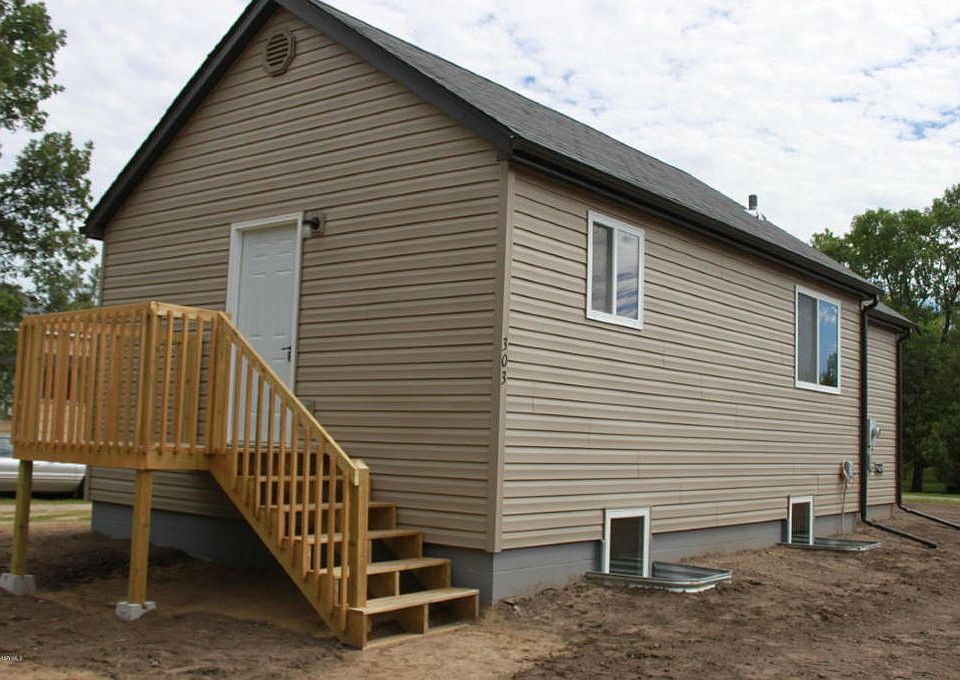 1st image of 303 Stoner Ave NE
