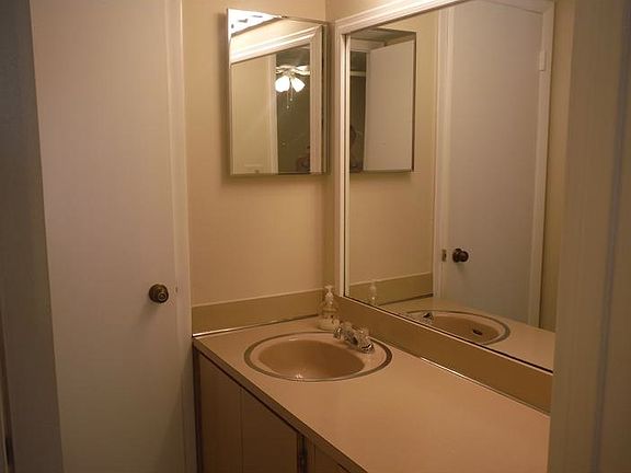 5th image of 1021 Mockingbird Ln APT 203