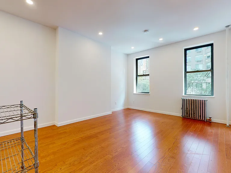 1413 2nd Ave #4 — Photo 4