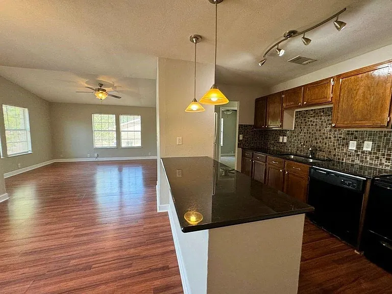 600 Seminole Rd — Photo 16