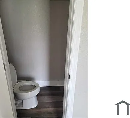 1438 W 15th St — Photo 12