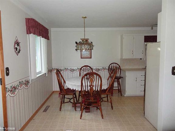 4th image of 410 Almont Ave