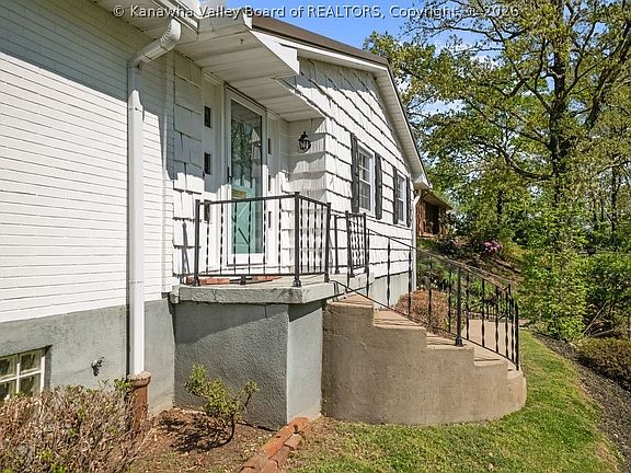 4th image of 1529 Summit Dr