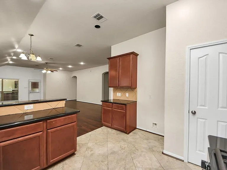13918 Goodridge Dr — Photo 9