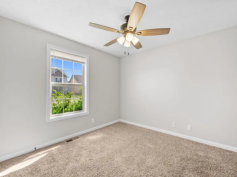 552 Falkland Cir — Photo 17