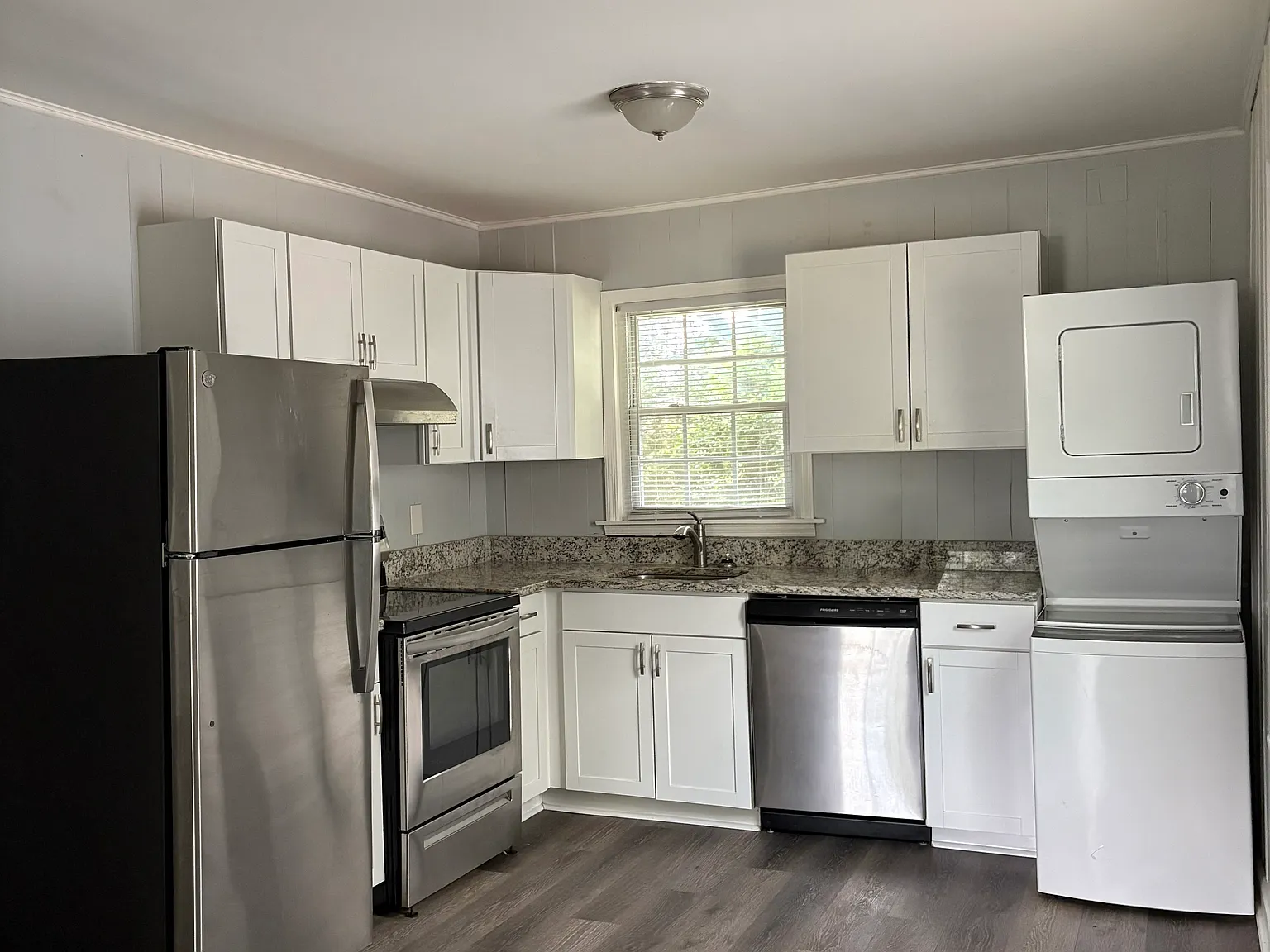 1388 Bryan Ave- 2BD/1BA Apartment in Jefferson Park — Photo 3