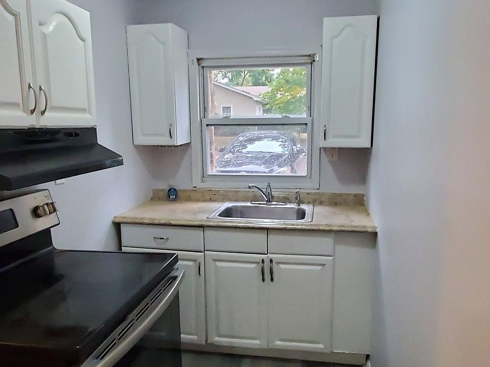 1st image of 8 Roosevelt Ave Floor 1