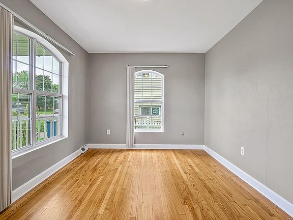 4th image of 1512 Clark Ave