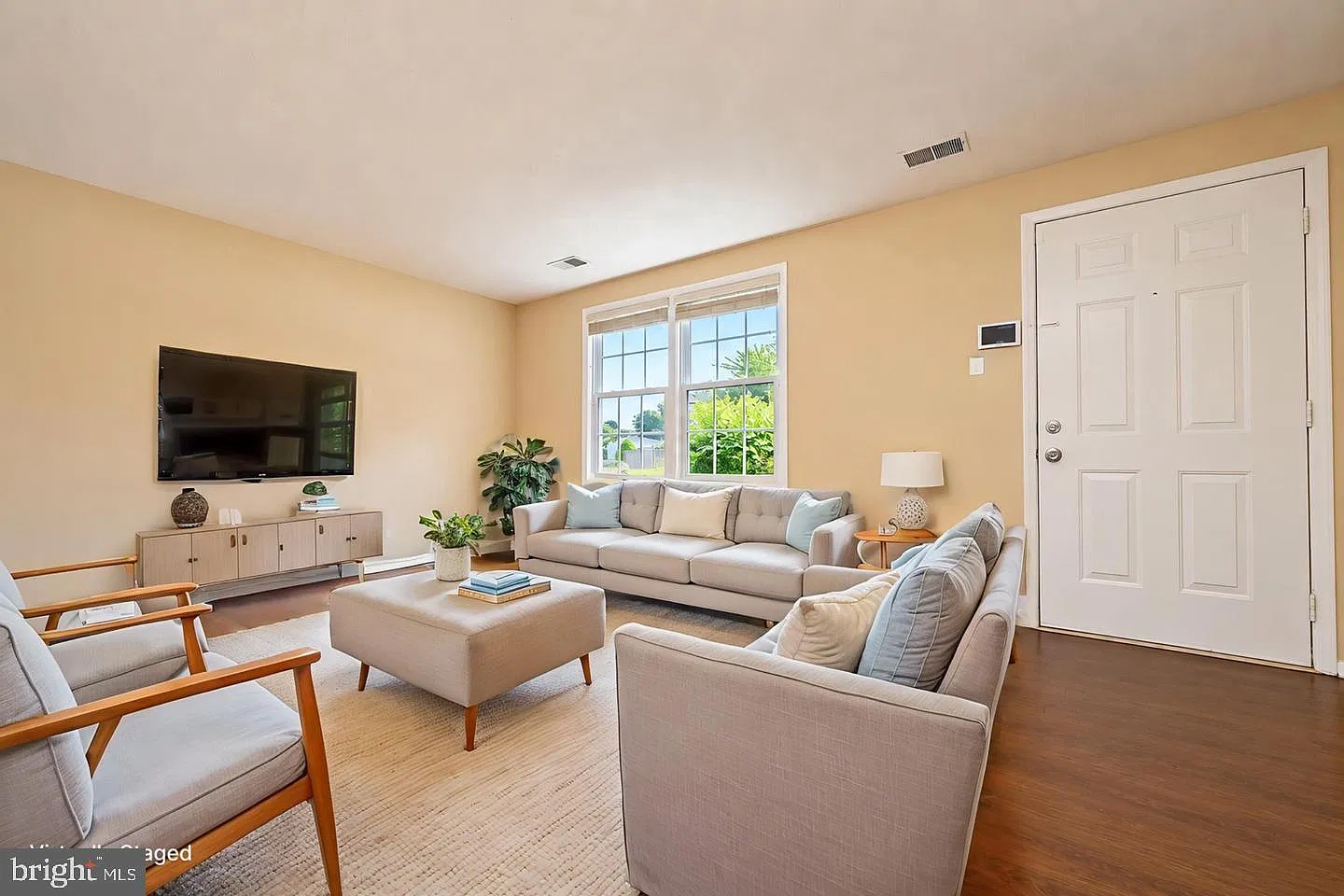 3 bed, 1.5 bath, 1280 sqft, $2,500 — Photo 2
