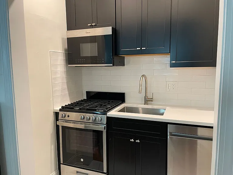 Guilford Apartments — Photo 12