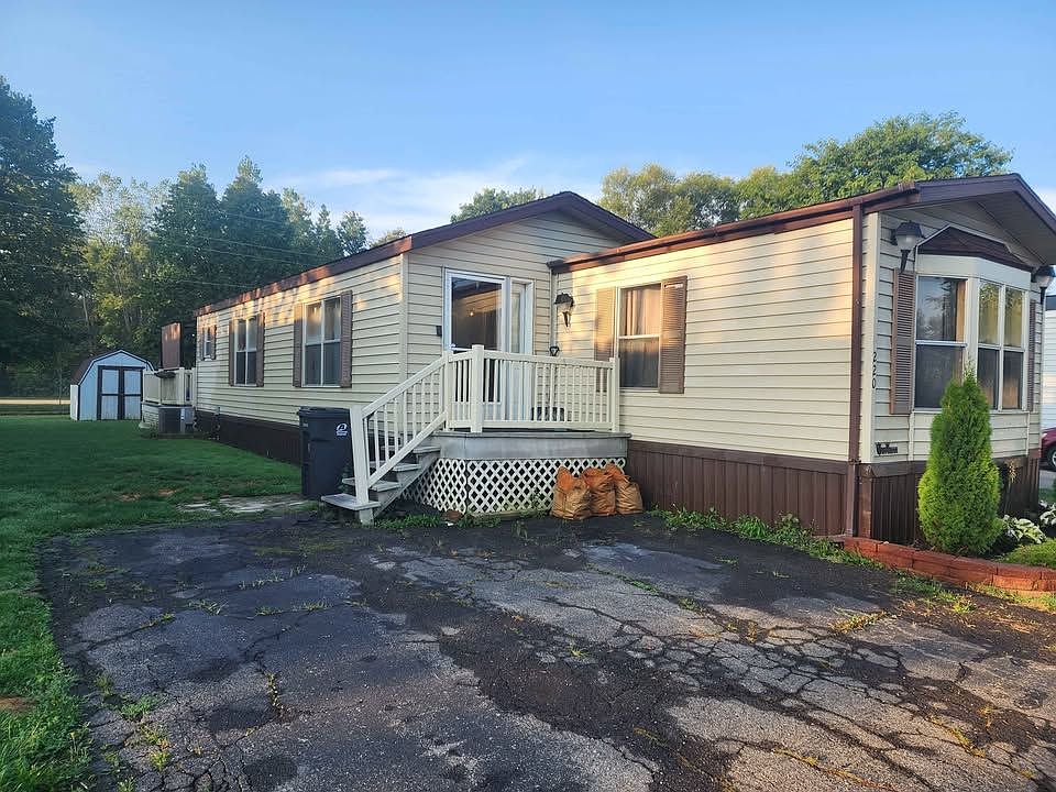 1st image of 220 Emerald Cir S