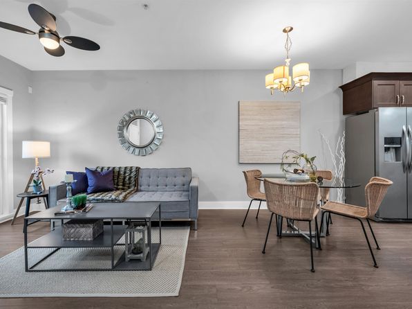 828 Royal Ave #202, New Westminster, BC V3M 1J9