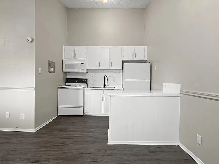 1300 Parker Ln — Photo 2