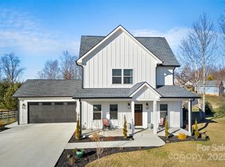 323 Eagles Eye Dr, Hendersonville, NC 28792