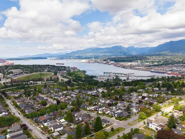 3645 Dundas St #1, Vancouver, BC V5K 1S3