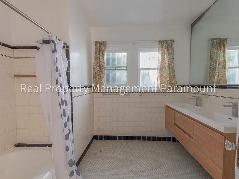 1929 N Berendo St — Photo 20