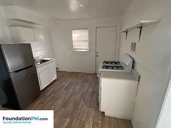 4th image of 2320 E Warren St