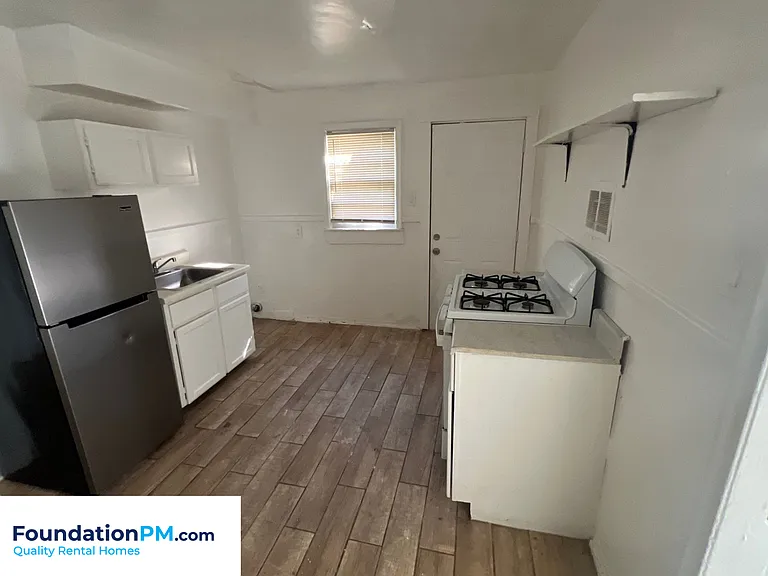 2320 E Warren St — Photo 4