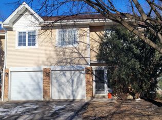1423 Oakleaf Ln, Woodstock, IL 60098