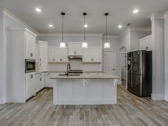 4th image of 304 Augustine Ave