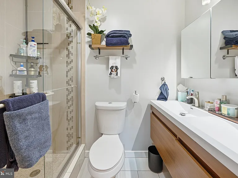 2568 Collins St — Photo 16