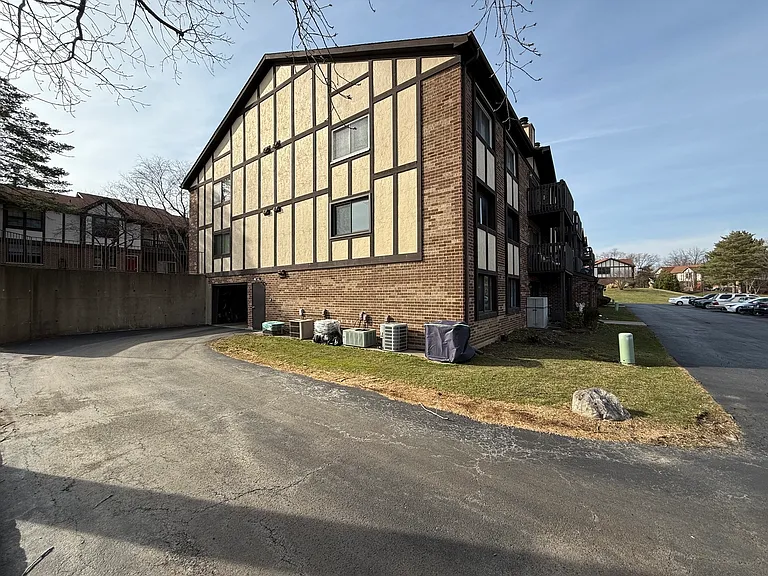 259 Stoneybrook Ln #2B — Photo 17