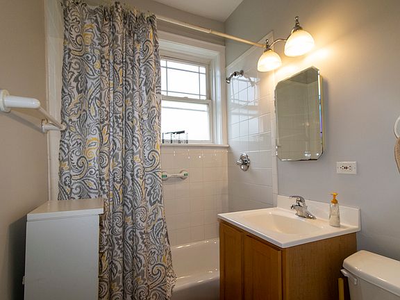 5th image of 2501 N Washtenaw Ave APT 3