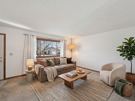 3rd image of 2721 Meadow Ln