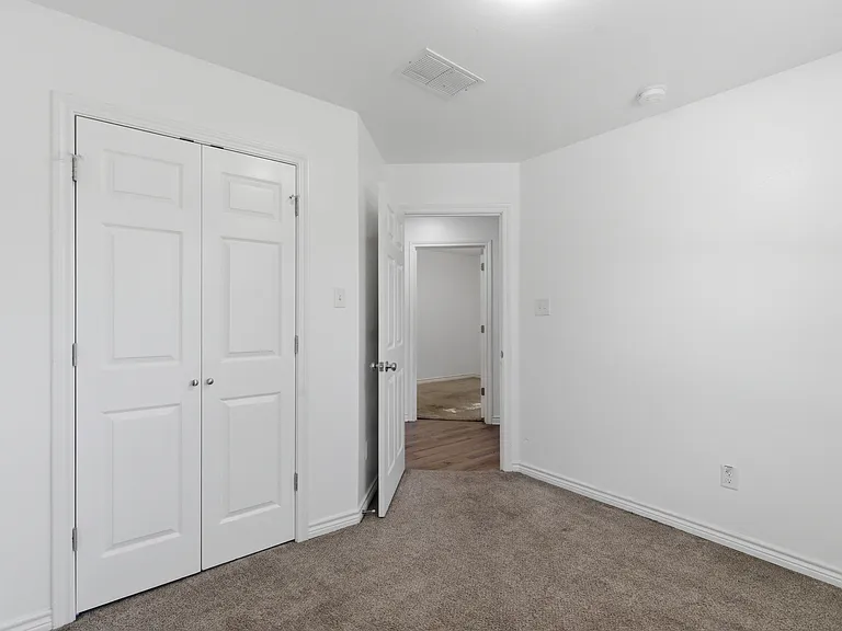 521 E Sears St — Photo 3