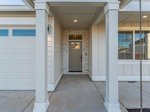 2nd image of 1280 NE Henry Dr