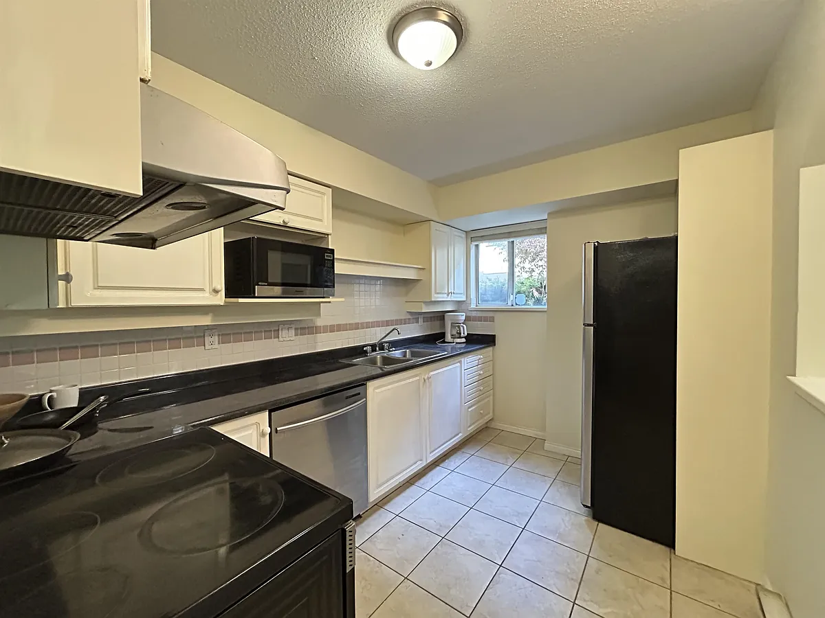 Photo 2 of 15 - 412 12th St #104 - New Westminster, BC Building Photo - 412 12th St #104