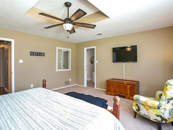 3rd image of 121 Lassetter Dr