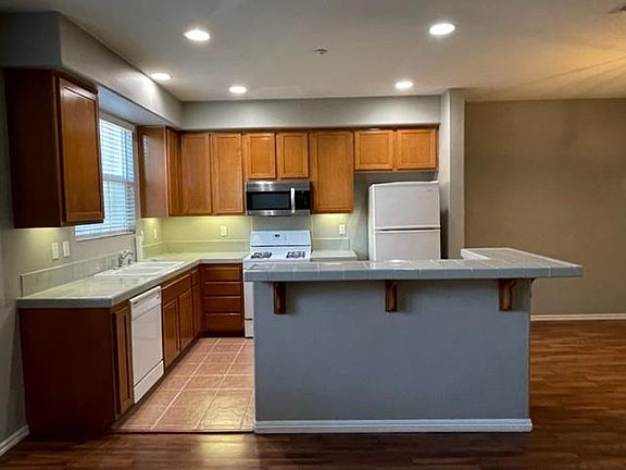 5th image of 730 Mariposa Cir