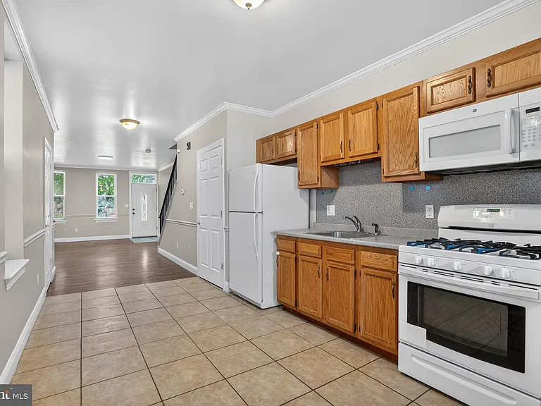 1953 E Stella St — Photo 10