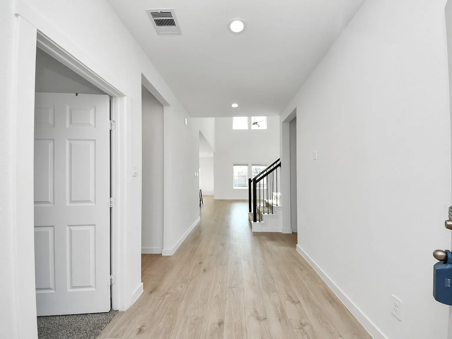 4 bed, 2.5 bath, 2431 sqft, $2,800 — Photo 3