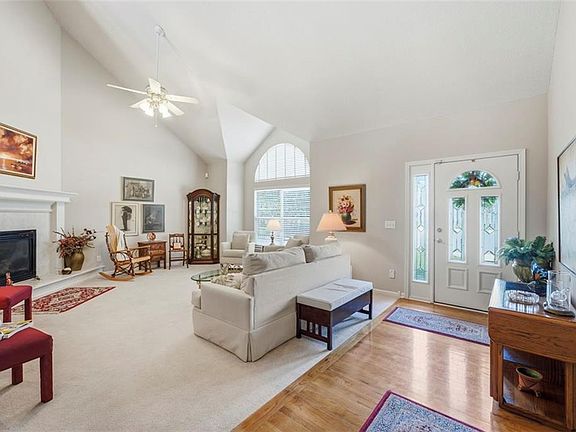 4th image of 410 Taylor Ln