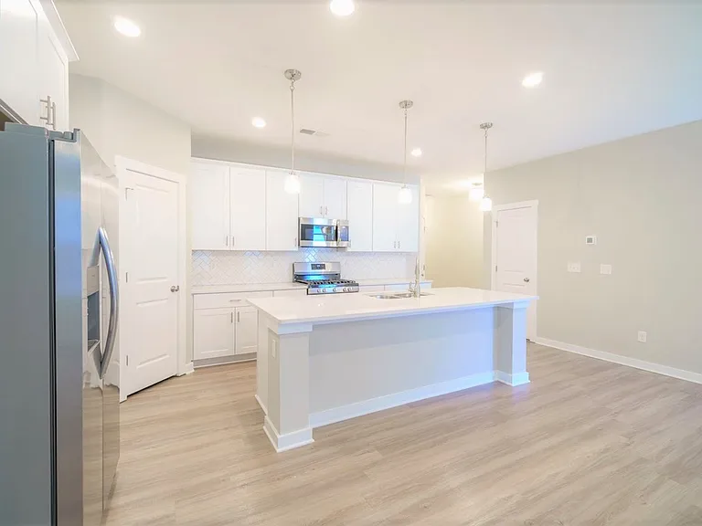 808 Lew St — Photo 9