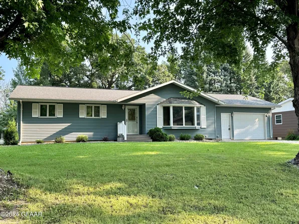 102 Oak St E, Cavalier, ND 58220