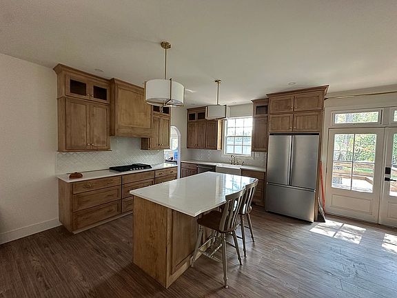 3rd image of 4706 Elm Dr