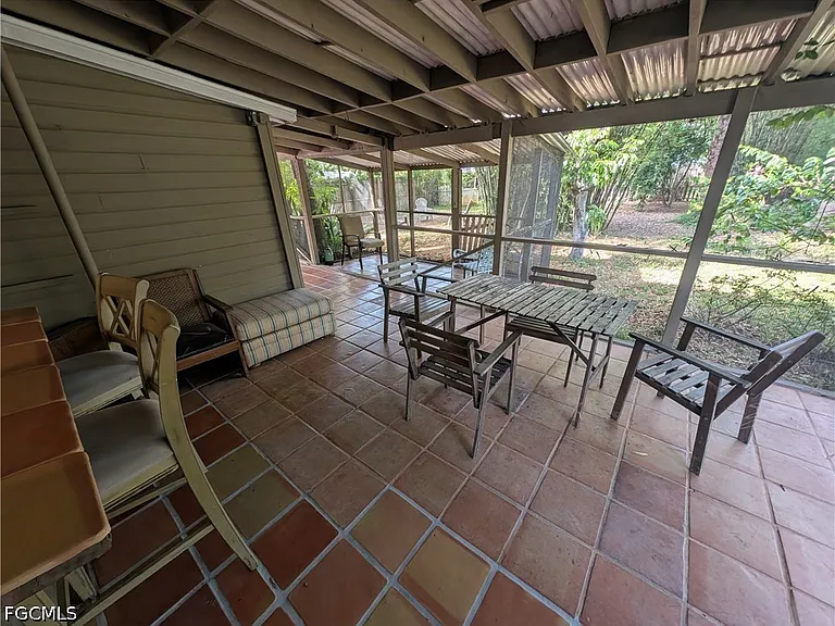 1637 Woodford Ave — Photo 15