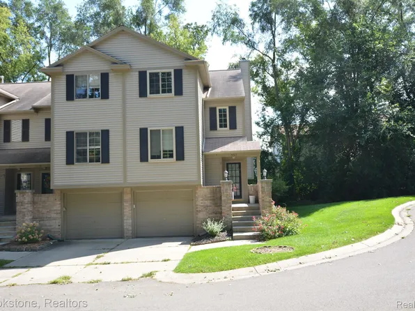 7063 Colonial Oaks Dr, Waterford, MI 48327