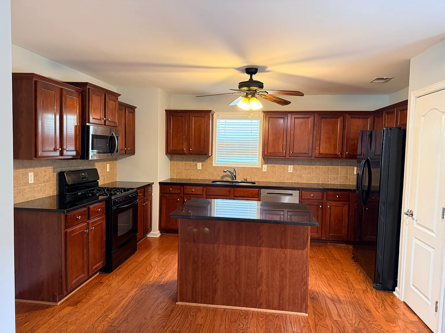 4 bed, 2.5 bath, 2772 sqft, $2,500 — Photo 4