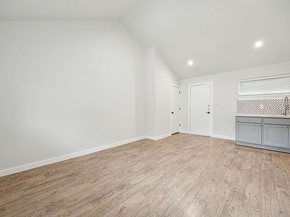 4th image of 5018 San Jacinto St #210
