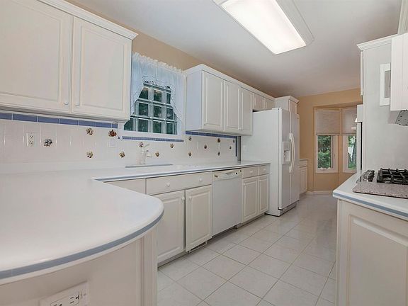 5th image of 165 Kingsbrook Ave