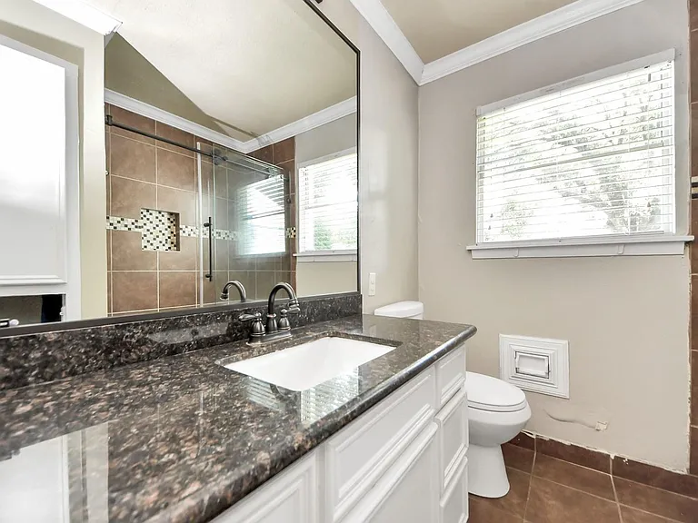 2513 Leslie St — Photo 24