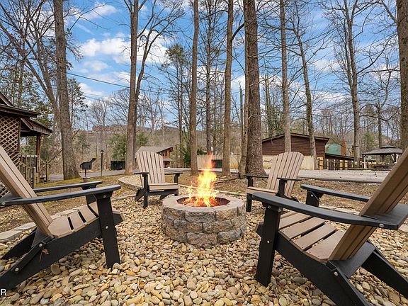 4th image of 658 Red Bud Ln