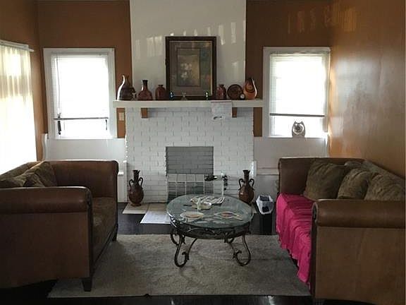 3rd image of 1210 Everett Dr