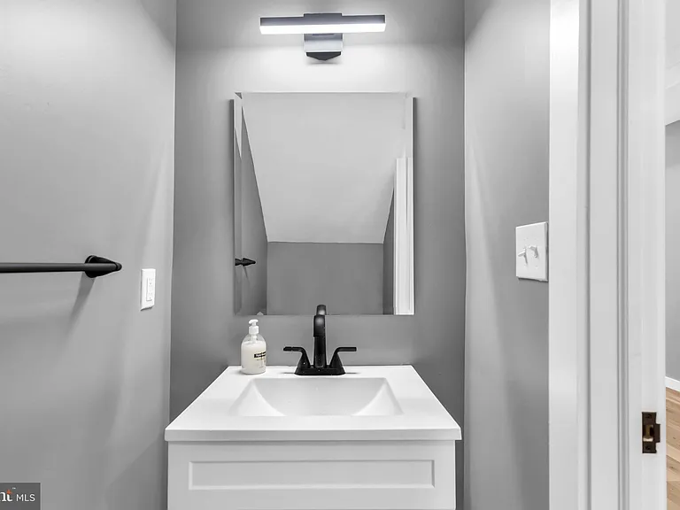 1505 W St SE #1 — Photo 8