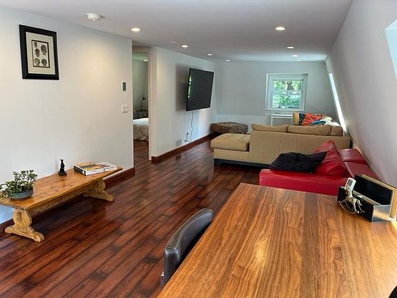 3rd image of 12 Derby Ln